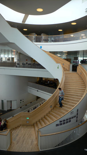 Ørestad Gymnasium, école supérieure autour des Médias, escalier central en spirale - Ørestad City, Copenhague, Danemark - Architects : 3XN - Photo : Vincent Laganier