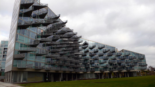 VM Houses, vue d'ensemble, logements V - Ørestad City, Copenhague, Danemark - Architectes : Bjarke Ingels Group, Julien De Smedt Architects - Photo : Vincent Laganier