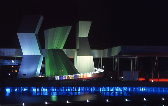 Tours de l'Expo.02 -Bienne, Suisse - Architecte : Coop Himelb(l)au - Plasticien lumière : Yann Kersalé - Photo : Vincent Laganier