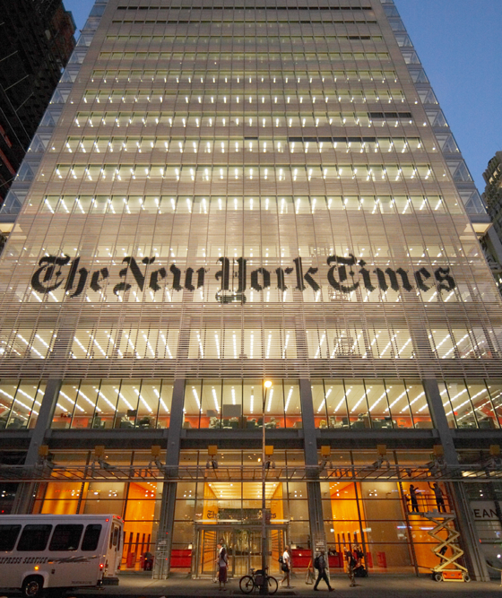 New York Times Building, New York, États-Unis - Architecte : Renzo Piano - Conception lumière : Jean Sundin, Enrique Peiniger, OVI - Photo : Frieder Blickle