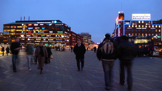 Place proche de la gare avec des enseignes type néon, Copenhague, Danemark - Photo : Vincent Laganier, 2008