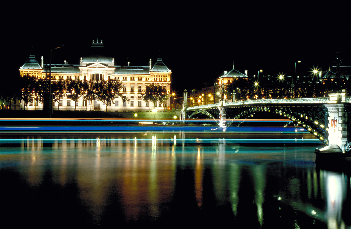Pont et Université de Lyon, France - Conception lumière : Louis Clair et Roland Jéol - Photo : Vincent Laganier