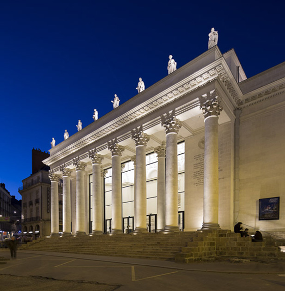 Vue de la place Graslin sur le théâtre Graslin, Nantes, France – Conception lumière : Virginie Voué, Luminescence – Photo : Xavier Boymond