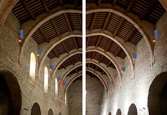 Principe de pose des projecteurs dans l’abbatiale, abbaye de Saint Michel de Cuxa, Prades, France – Photo : Agence Rossignol