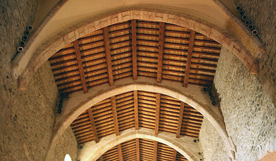 Détail de pose des projecteurs dans l’abbatiale, abbaye de Saint Michel de Cuxa, Prades, France – Photo : Agence Rossignol