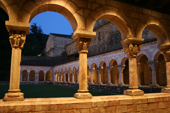 Mise en lumière du cloitre, abbaye de Saint Michel de Cuxa, Prades, France – Photo : Agence Rossignol