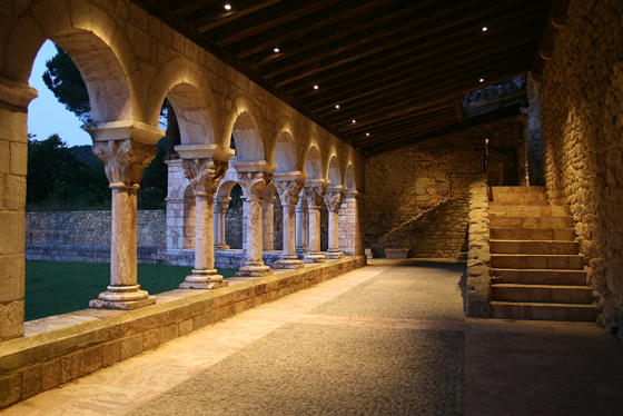 Galerie du cloitre, abbaye de Saint Michel de Cuxa, Prades, France – Photo : Agence Rossignol
