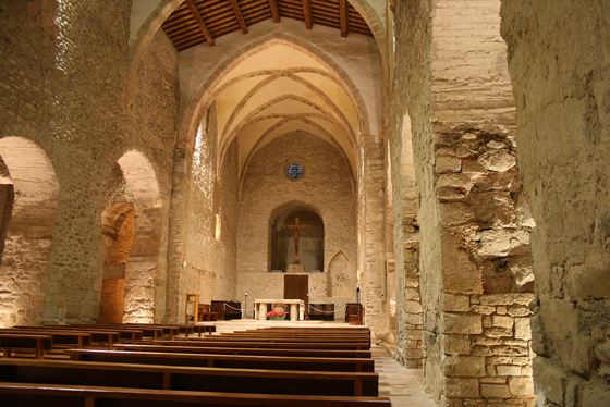 Mise en lumière de la nef, abbaye de Saint Michel de Cuxa, Prades, France – Photo : Agence Rossignol