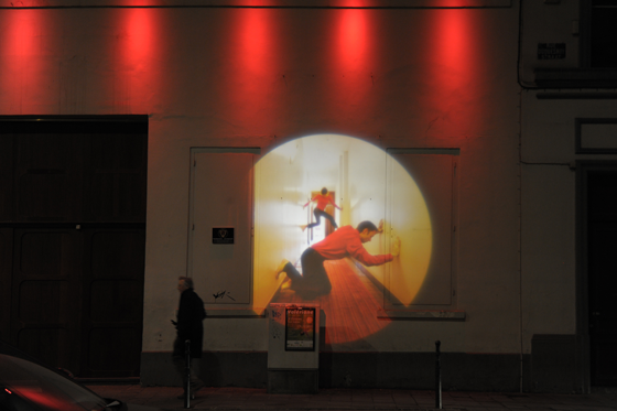 A travers les murs, Quartiers Saint-Jacques, Bruxelles, Belgique - Conception lumière : Isabelle Corten - Collectif d’artistes : Zimmerfrei - Photo : Anna de Manincor
