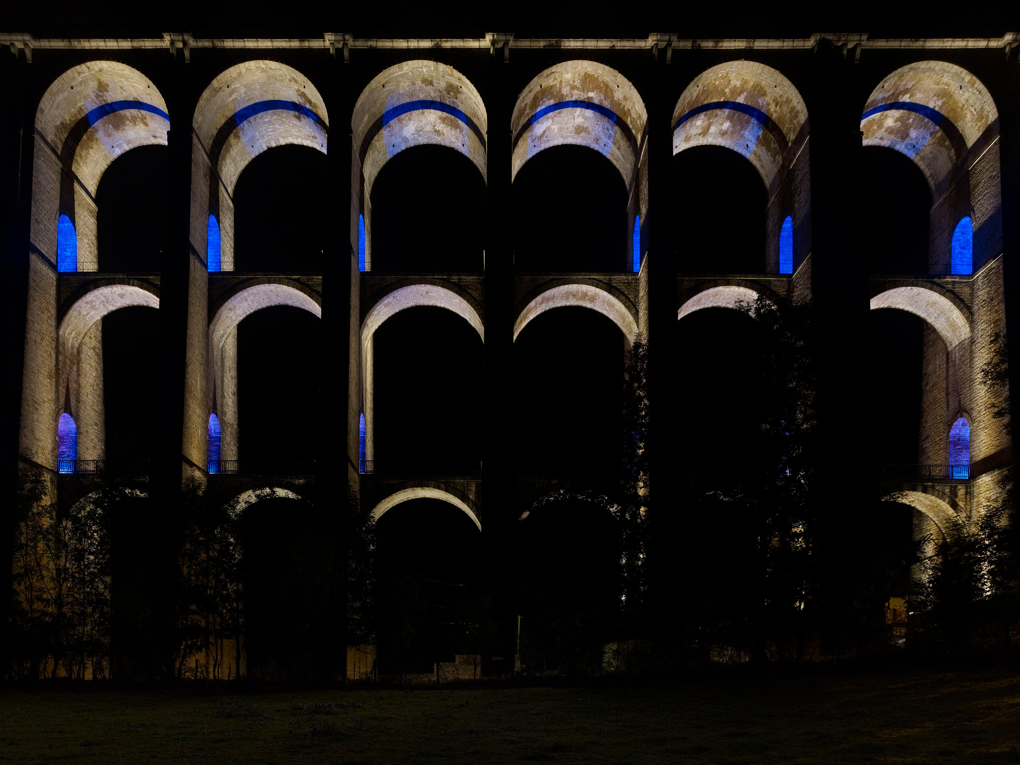 Arches de face, mise en lumière du viaduc de Chaumont, Haute-Marne, France – Conception lumière : Jean-François Touchard – Photo : Didier Boy de La Tour