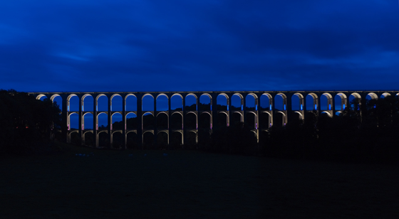 De nuit, mise en lumière du viaduc de Chaumont, Haute-Marne, France – Conception lumière : Jean-François Touchard – Photo : Didier Boy de La Tour