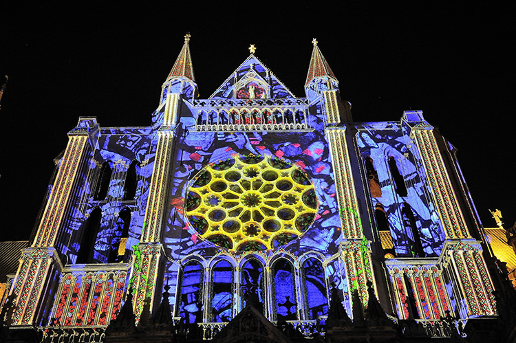 Chartres-en-Lumières-Portail-Sud-Crédits-Scénographie-Spectaculaires-les-Allumeurs-d'Images---photos--Ville-de-Chartres-Guillermo-OSORIO---Copie