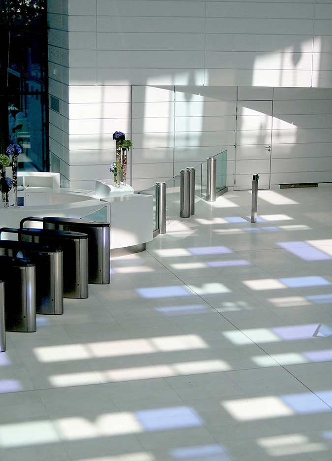 Projections colorées directes, hall d'accueil, Tour Eqho, Paris La Défense, France - Hubert & Roy architectes et associés © Concepto, Roger Narboni