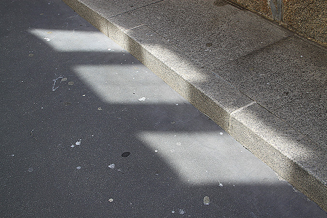 Trame de réflexion des vitrages sur le trottoir, Galice, Espagne - Photo : Vincent Laganier