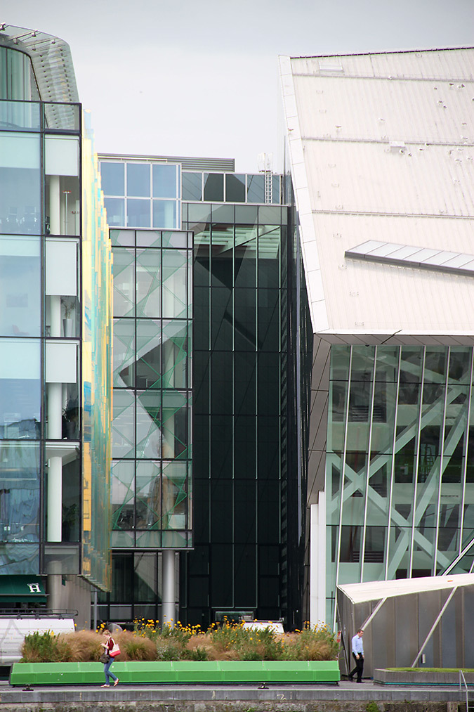 Entre le 1 Grand Canal Square et le Bord Gais Energy Theatre, Dublin, Irlande - Architectes : DMOD et Daniel Libeskin - Photo : Vincent Laganier