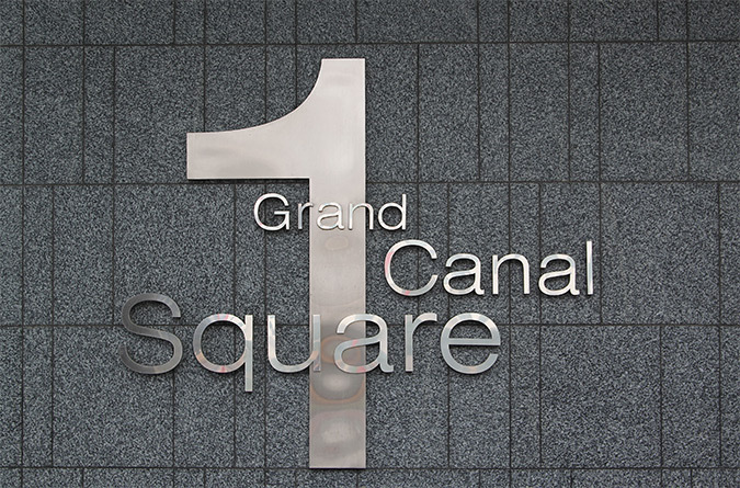 Logo proche de l'entrée, 1 Grand Canal Square, Dublin, Irlande - Architectes : DMOD - Photo : Vincent Laganier