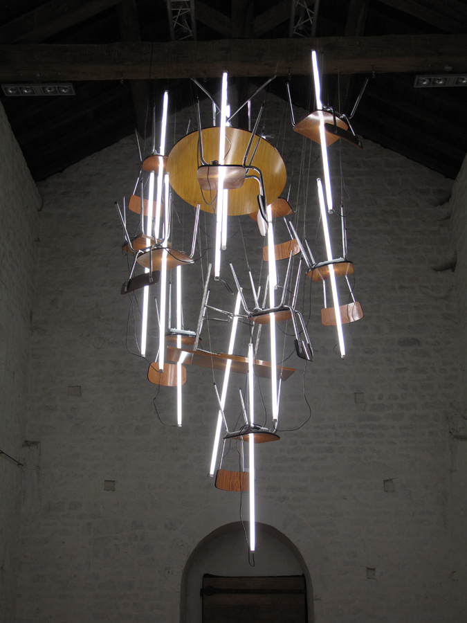 Bill Culbert, Drop (2), 2012 – tubes fluorescent, meubles – Photographie : Eric Michel