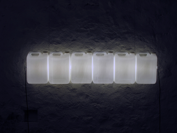 Bill Culbert, Strait, 2014 – bidons en plastique, tubes fluorescents – Photographie Eric Michel