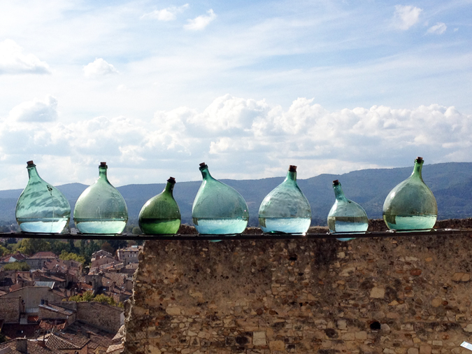 Bill Culbert, Level, 2013 – bouteilles en verre, eau – Photographie : Eric Michel