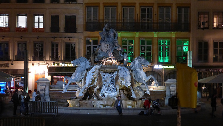Enseignes commeciales, Place des Terreaux, Lyon, France - Conception lumiere Laurent Fachard - Photo Vincent Laganier