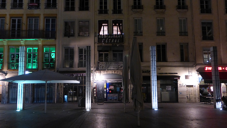 Facade Croix-Rousse, 4 piliers, Place des Terreaux, Lyon, France - Conception lumiere Laurent Fachard - Photo Vincent Laganier
