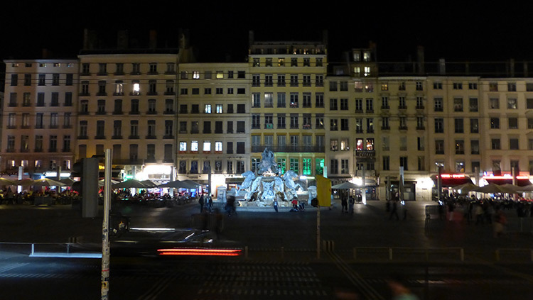 Facade Croix-Rousse, Place des Terreaux, Lyon, France - Conception lumiere Laurent Fachard - Photo Vincent Laganier