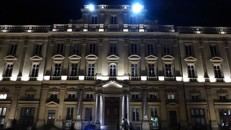 Facade palais des Beaux Arts, Place des Terreaux, Lyon, France - Conception lumiere Laurent Fachard - Photo Vincent Laganier