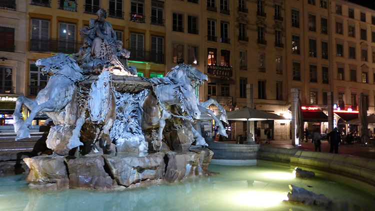 Fontaine Bartholdi 2, Place des Terreaux, Lyon, France - Conception lumiere Laurent Fachard - Photo Vincent Laganier