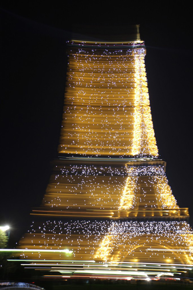 Tour Eiffel, Paris, France – Scintillement en mouvement – Conception lumière : Pierre Bideau, SNTE – Photo : Catherine Orsenne