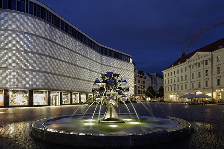 1er-prix--Place-Richard-Wagner,-Leipzig,-Allemagne---Conception-lumière--Light-Kunst-Licht---city.people.light---Philips,-LUCI---Photo-City-of-Leipzig_punctum--(4)