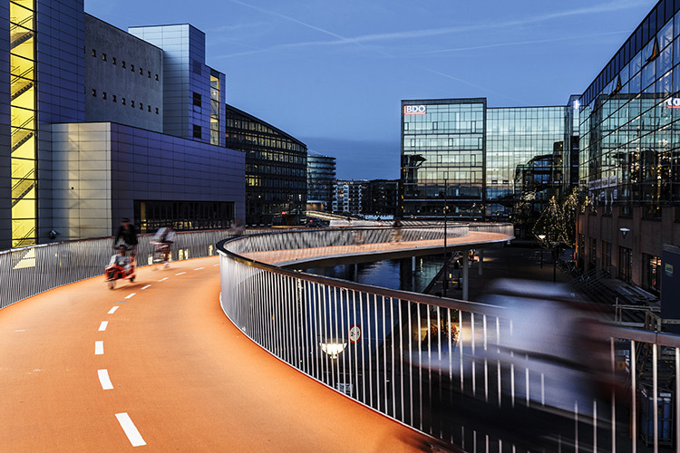 2e-prix-pont-serpent-pour-les-vélos,-Copenhague,-Danemark--Conception lumière Dissing+Weitling-city.people.light---Philips,-LUCI - Rasmus Hjortshoj - Cykelslangen