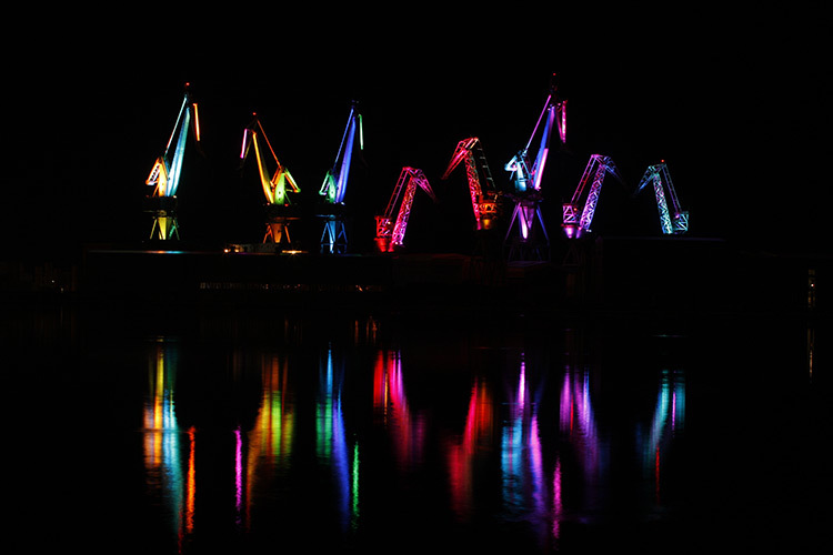 Illumination-des-grues-du-port,-Pula,-Croatie-Conception lumière Skira Lightng Design--city.people.light---Philips,-LUCI - photo Goran Sebelic