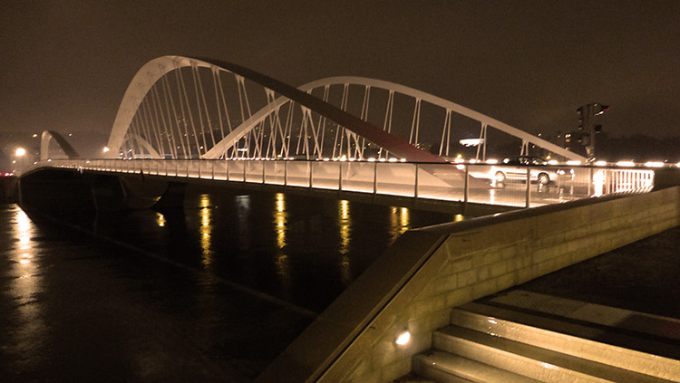 Lyon,-pont-Schuman,-mise-en-lumiere-Les-éclairagistes-associées---escalier-quai-bas-photo-Vincent-Laganier