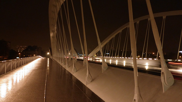 Lyon,-pont-Schuman,-mise-en-lumiere-Les-éclairagistes-associées---vue-pieton-photo-Vincent-Laganier