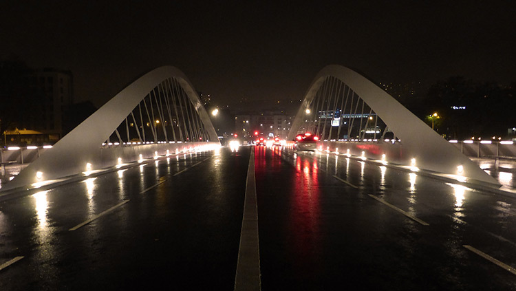 Lyon,-pont-Schuman,-mise-en-lumiere-Les-éclairagistes-associées---vue-voiture-Vincent-Laganier