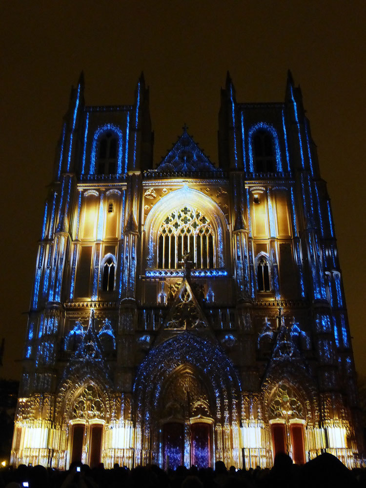 10 Son et lumiere - Illumi Nantes - Facade de la Cathedrale - Peinture Yann Thomas - Images Spectaculaires © Vincent Laganier