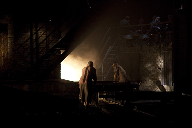 Die Passengerin de Mieczyslaw Weinberg, Bregenz Festspielhaus - Mise en scène : David Poutney - Créateur lumière et photo : Fabrice Kebour 