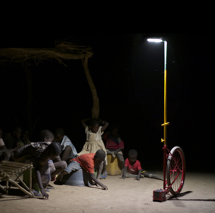 Lumiere-collective-pour-Afrique-rurale-1-Prix-de-eclairage-urbain-et-paysager-Trophees-Lamp-2013