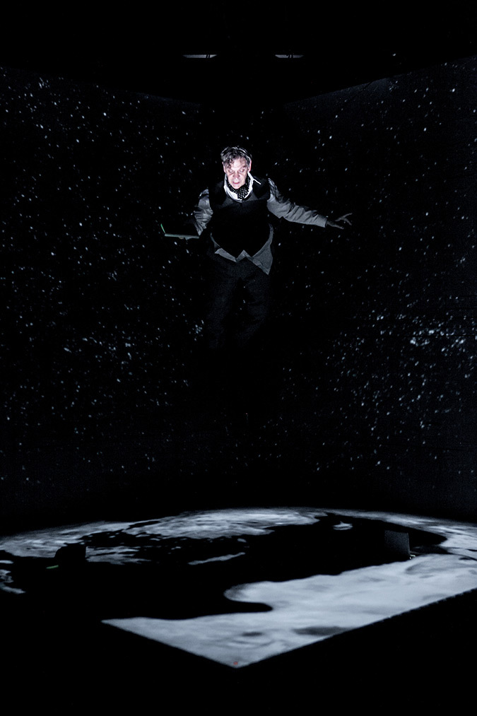 Début du spectacle, Marc Labrèche, Les aiguilles et l'opium - Robert Lepage, 2013 © Nicola Frank Vachon