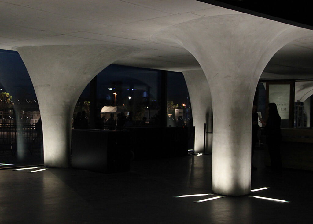 Pieds du bâtiment en béron - Mer-Veille, MuCEM, Marseille, France © Yann Kersalé, AIK - Photo : Vincent Laganier