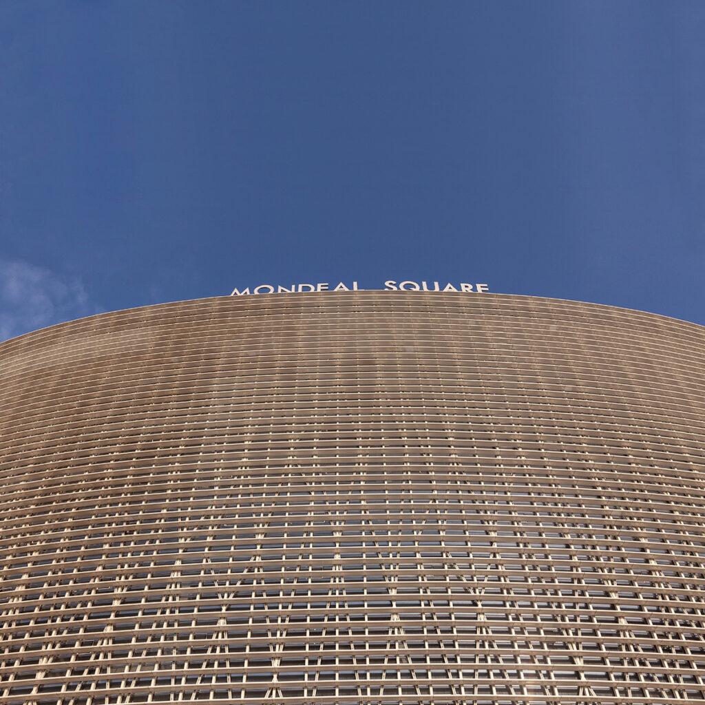 Au pied de la façade côté voie rapide Sarkhej-Gandhinagar - Mondeal Square, Ahmedabad, Inde © Blocher Blocher Partners Architecture and Design