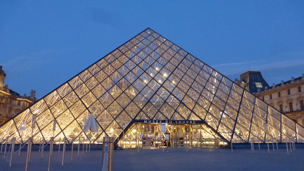 Pyramide Du Louvre De Ieoh Ming Pei : Hommage à L’architecte