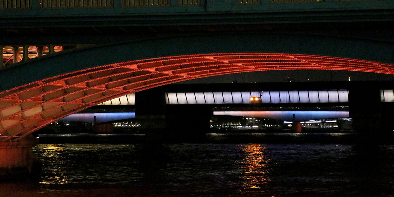 Southwark, Cannon Street Rail Bridge, ponts de Londres - Current, light art by Leo Villareal, Thames river, UK - Illuminated River London